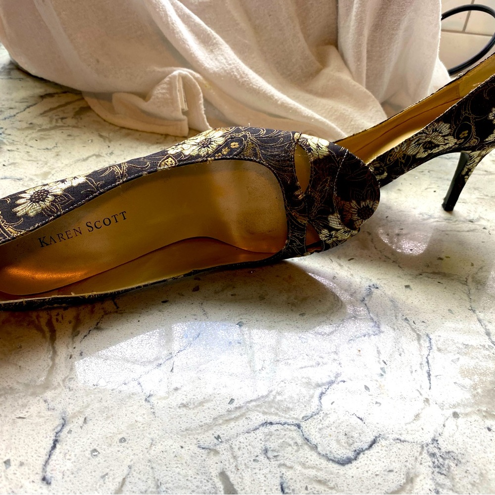 Like new! Patterned fabric for holiday dress! 6.5by Karen Scott. Worn twice